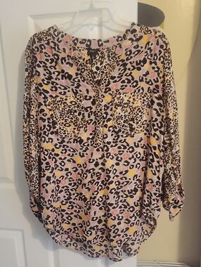 intro. SzLg Pink and Yellow Leopard Print Button-Front Blouse Front pockets